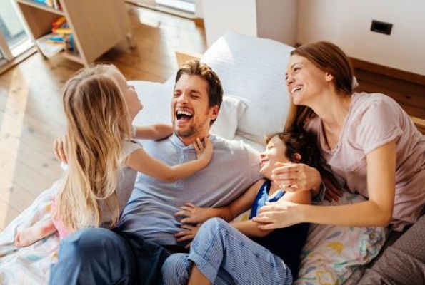 0001_gallery-1494242436-family-playing-in-bed_1584370357-3a44227b9bfee77a129a9ec84883c961.jpg