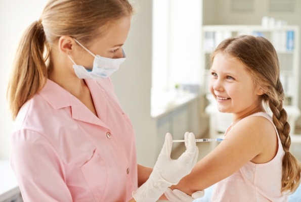 0001_nurse-injecting-smiling-girl_1098-384_1559732986-c03afcbd05a51d343da472b318b237aa.jpg