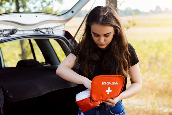 0001_young-attractive-girl-stands-near-car-with-open-back-door-and-emergency-lights-is-on-tries-to-find-something-in-first-aid-kit-1265265009-d33dc55615b548a997c1e71ebabf296d_1684223251-005526a0d6ca2e03473c36a74cb205e6.jpg